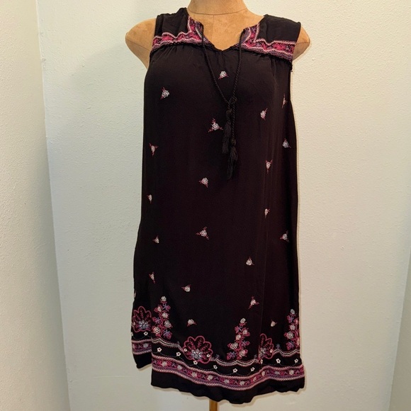 fourteenth place Dresses & Skirts - Fourteenth Place Embroidered Black And Pink Sleeveless Dress, Sz XL, Tassel Tie‌
